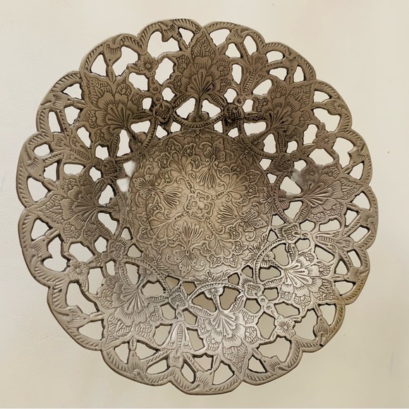 2 silver color metal bowls - Picture 2 of 9